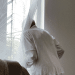 „Alo, alo!” Şi mi-a aruncat de la geam bani înnodaţi în batistă