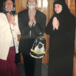 Se comporta aşa cum nu mai văzusem prin biserici