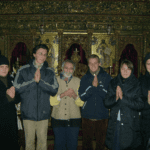 „Ţineţi toţi mâinile aşa, ca îngeraşii, să facem poza!”