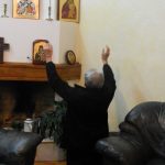 Când ridica mâinile la rugăciune, simţeam că îmbrăţişează cerul