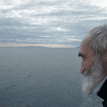 Ai văzut că te urmăreşte sfântul?