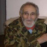 Cu amândouă mâinile lui ne strângea şi se ruga pentru noi