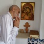 Când Dumnezeu ne ține de mână prin sfinții Săi…