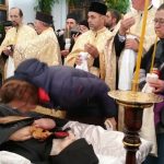 Brăţara atinsă de trupul Cuviosului, la înmormântare