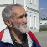 „Te rog să îi dai surioarei tale… Neapărat!”