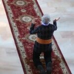 Se ruga cu mâinile ridicate