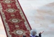 Se ruga cu mâinile ridicate